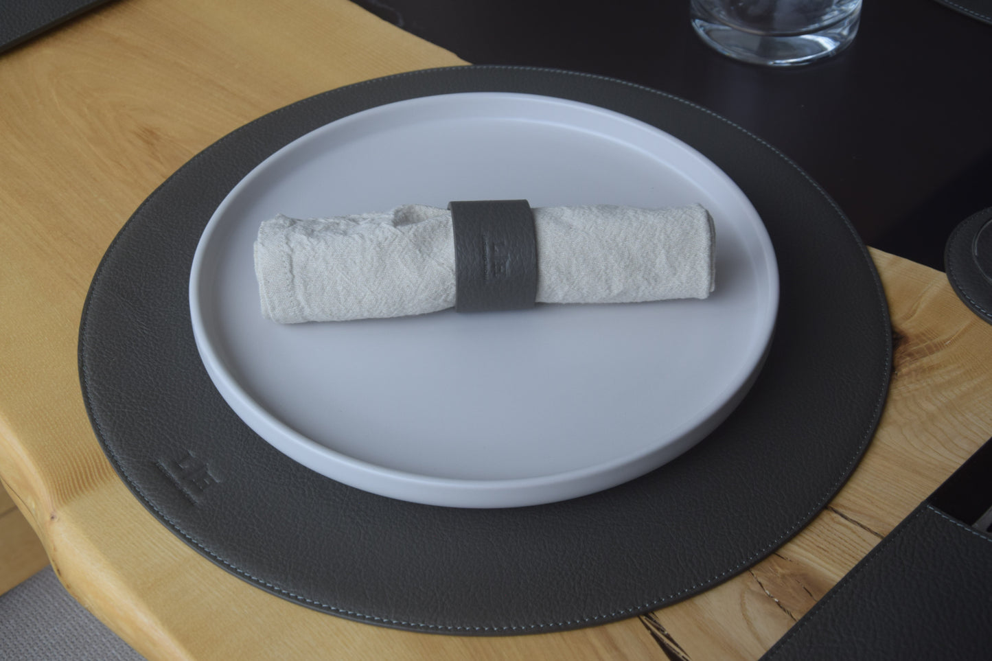 Platzset rund Ø 37 cm – stilvolles Tischset aus echtem Leder