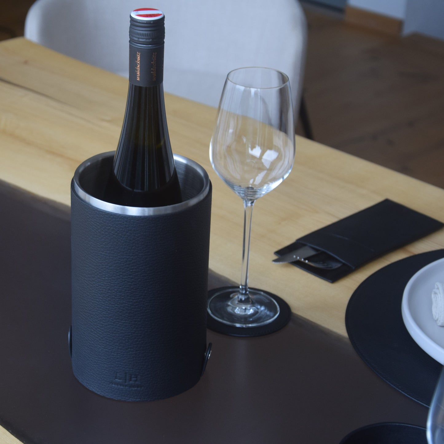 Weinkühler aus Leder mit Edelstahleinsatz – stilvolle Kühlung für Wein & Sekt