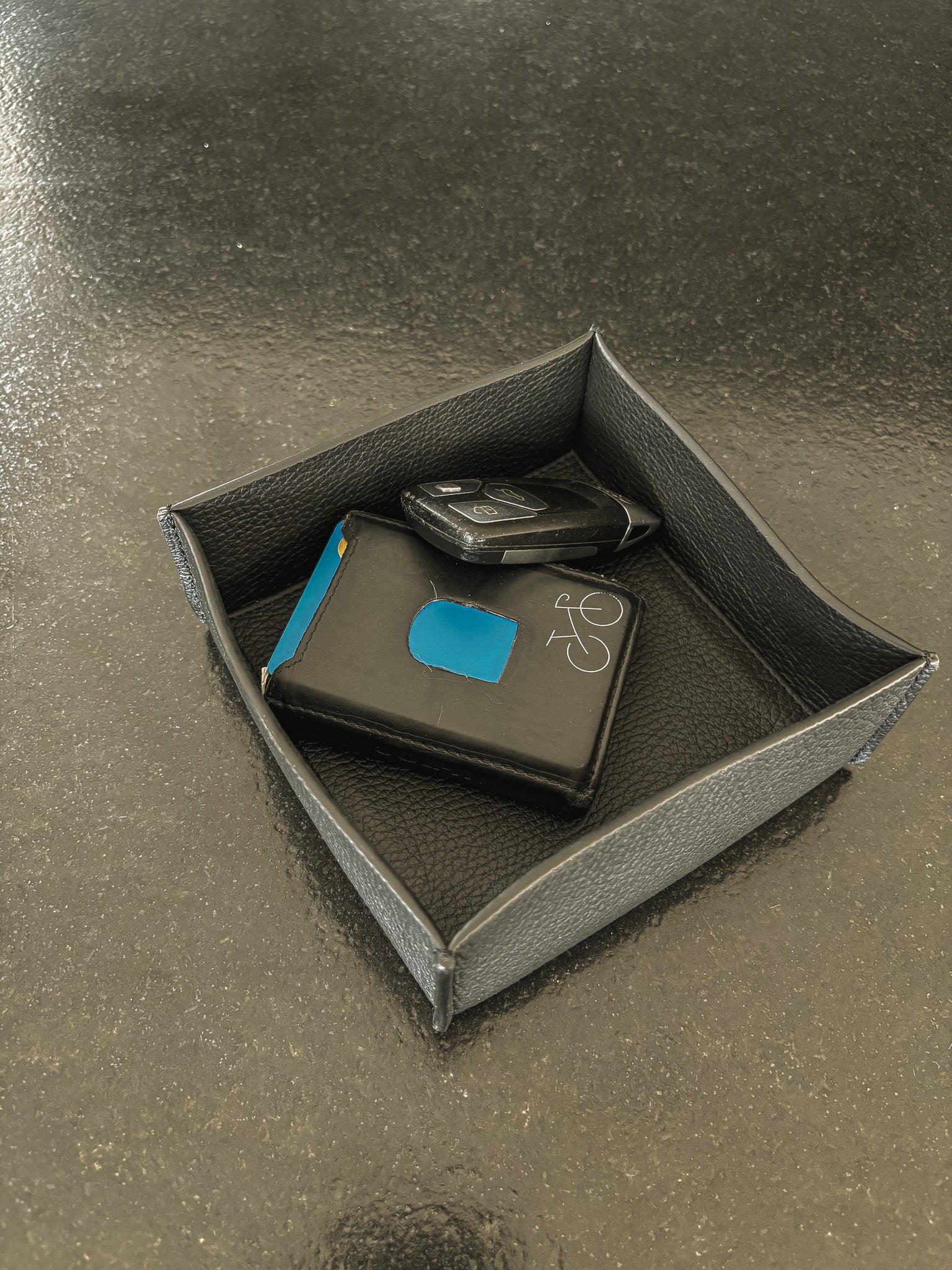 Kleiner Aufbewahrungskorb aus Leder – stilvolle Ablage für Schlüssel, Deko & Co. – 14 × 14 cm