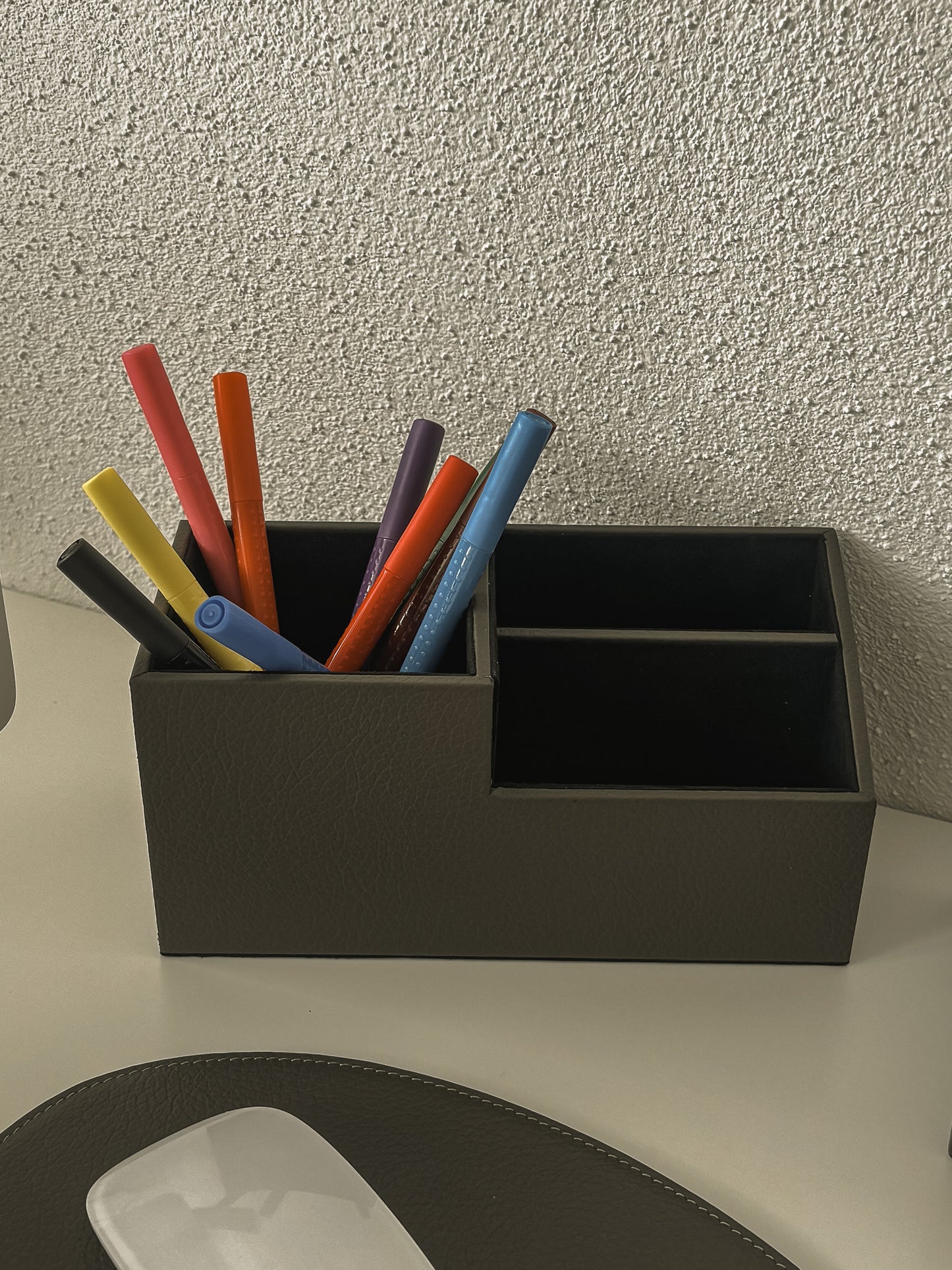 Schreibtischorganizer aus Leder – mit Innenfächern, 10,5 × 9 × 9 cm