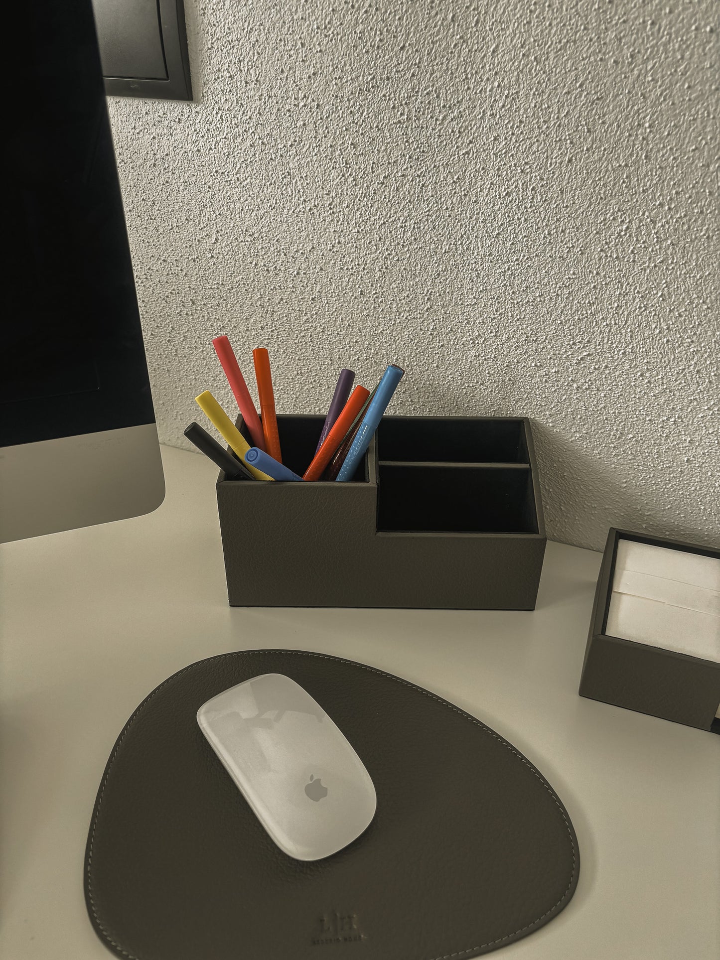 Schreibtischorganizer aus Leder – mit Innenfächern, 10,5 × 9 × 9 cm