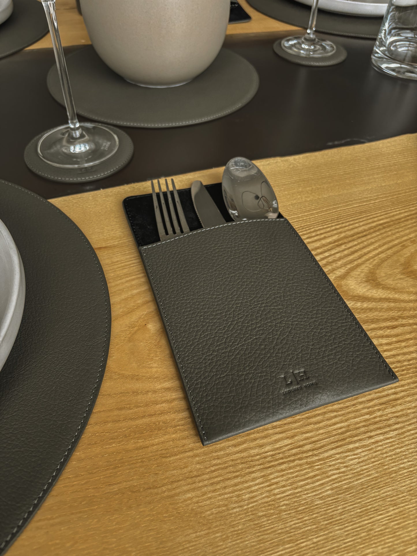 Leder-Bestecktasche – schlicht, elegant & funktional