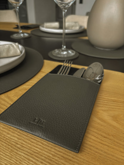 Leder-Bestecktasche – schlicht, elegant & funktional