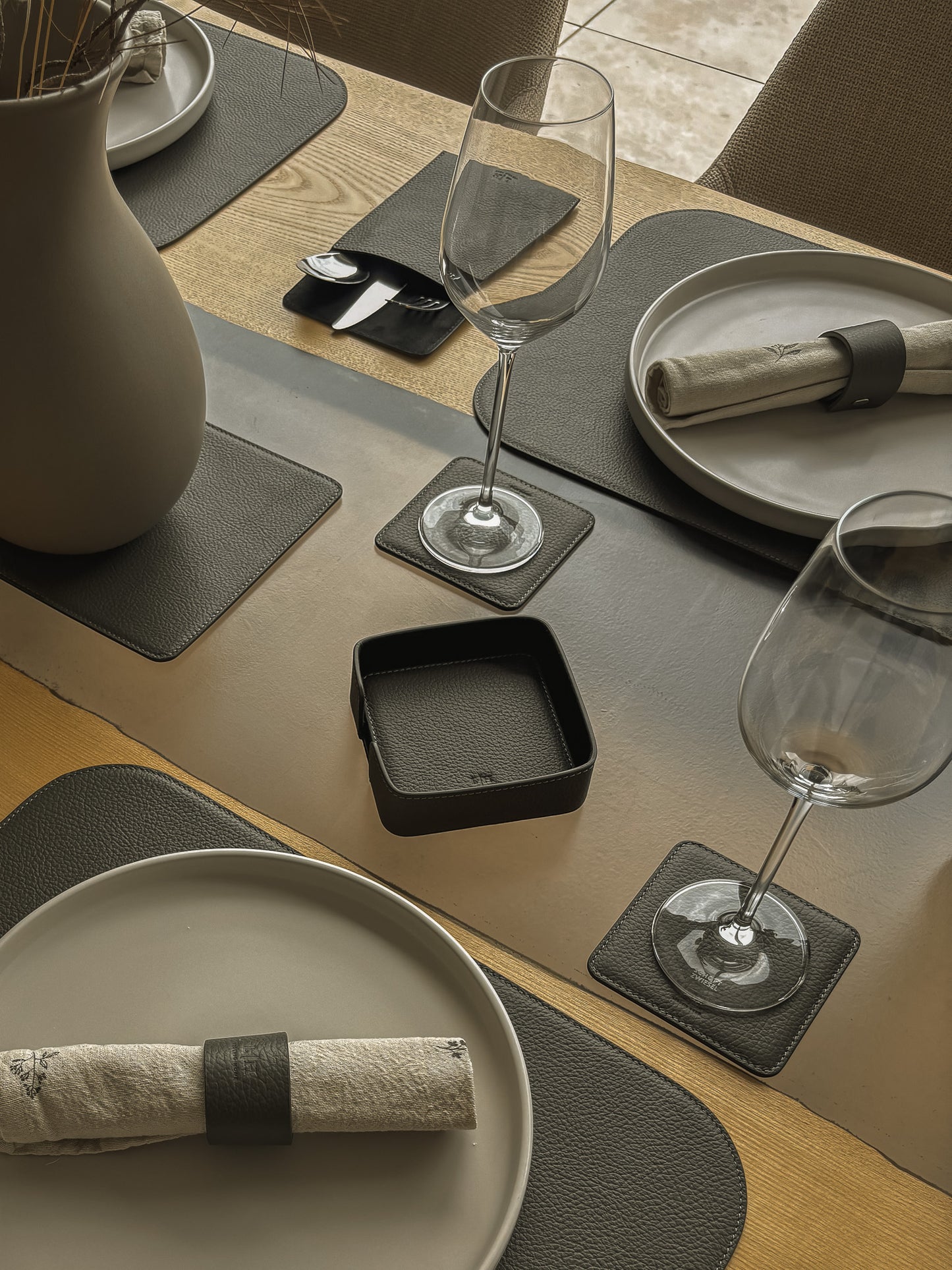 6 quadratische Leder-Glasuntersetzer im Set – inkl. Halter