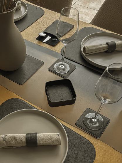 6 quadratische Leder-Glasuntersetzer im Set – inkl. Halter