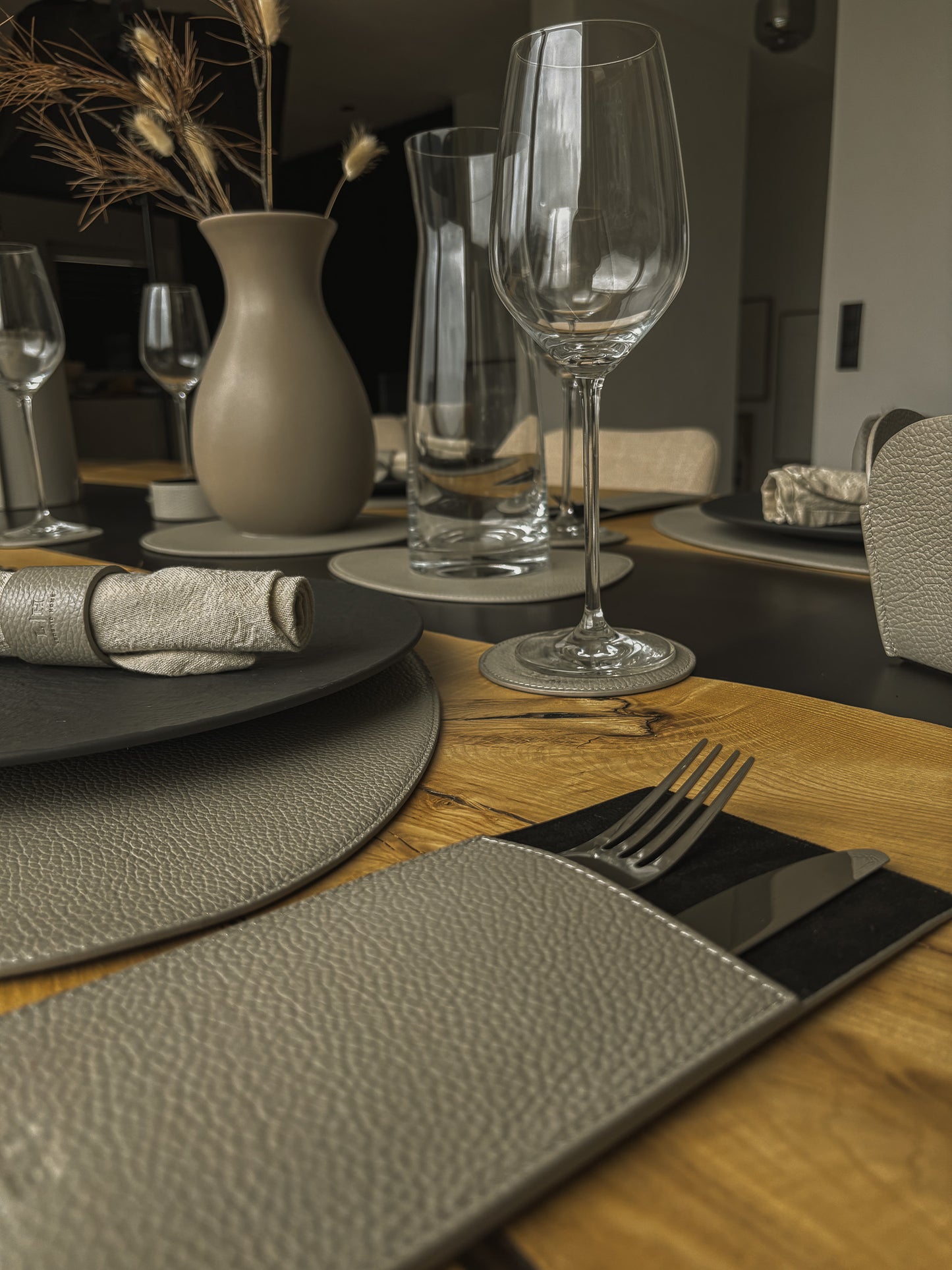 Schmale Bestecktasche mit Mikrofaserfutter – 22 × 10 cm