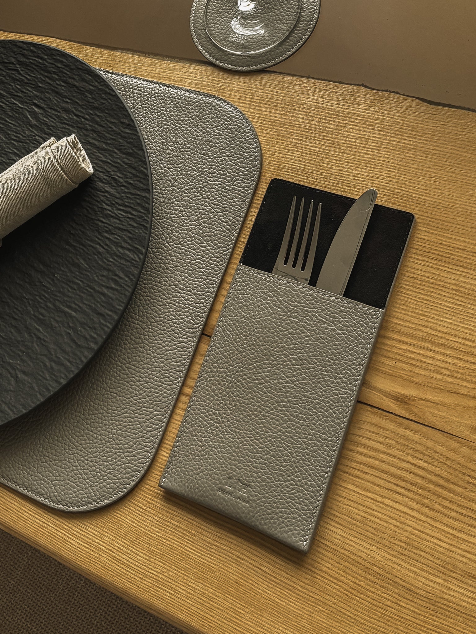 Schmale Bestecktasche mit Mikrofaserfutter – 22 × 10 cm