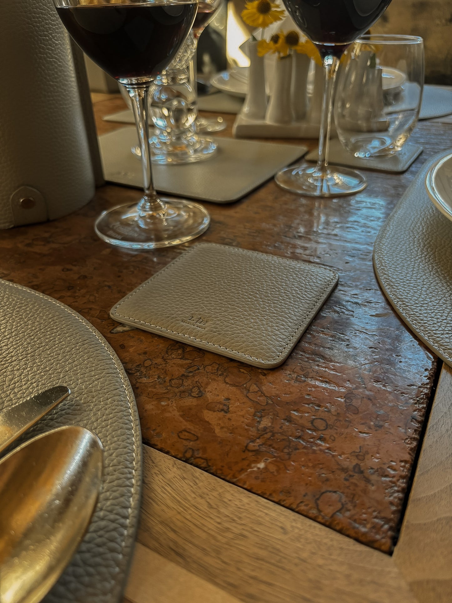 6 quadratische Leder-Glasuntersetzer im Set – inkl. Halter