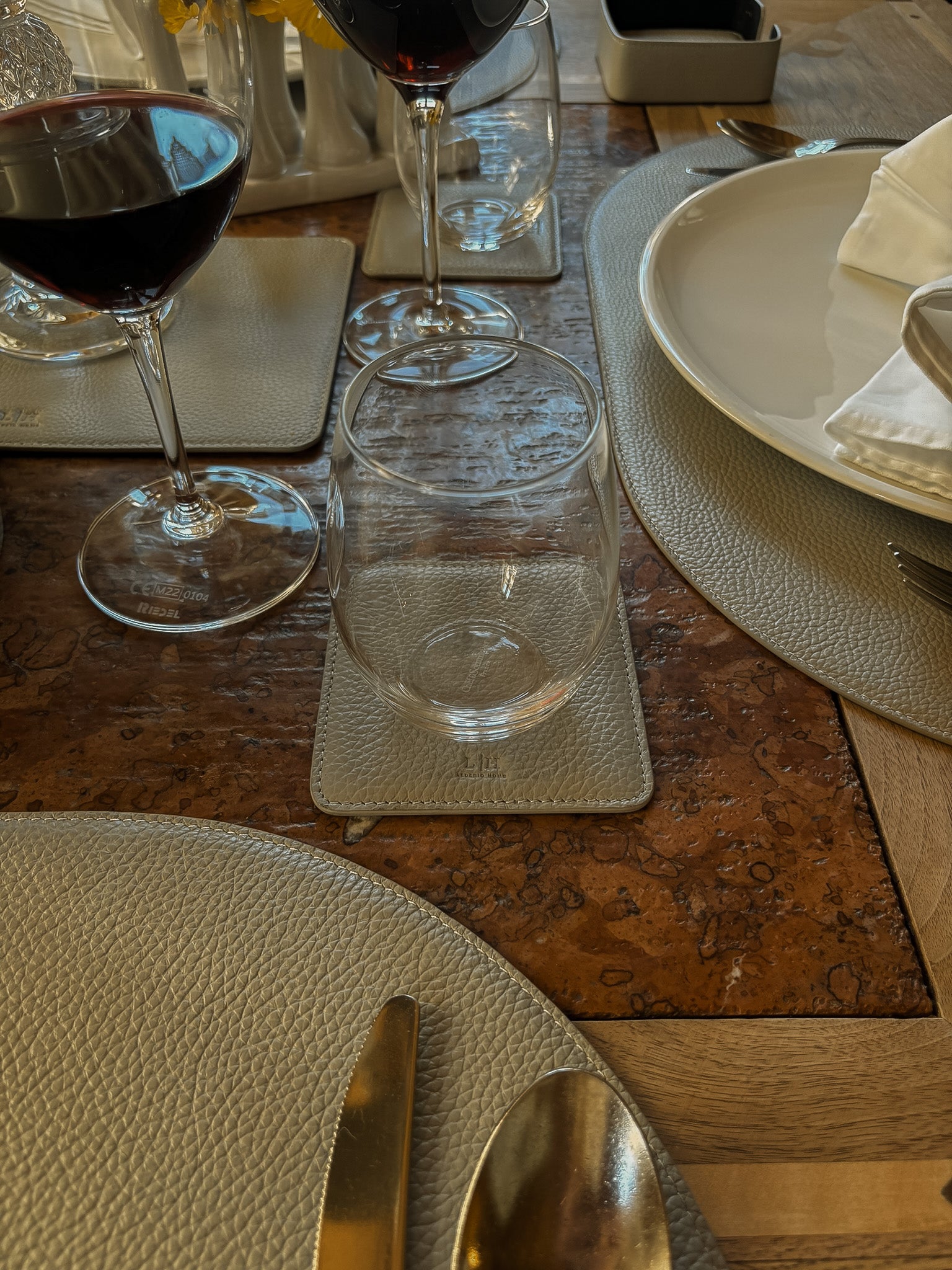 6 quadratische Leder-Glasuntersetzer im Set – inkl. Halter