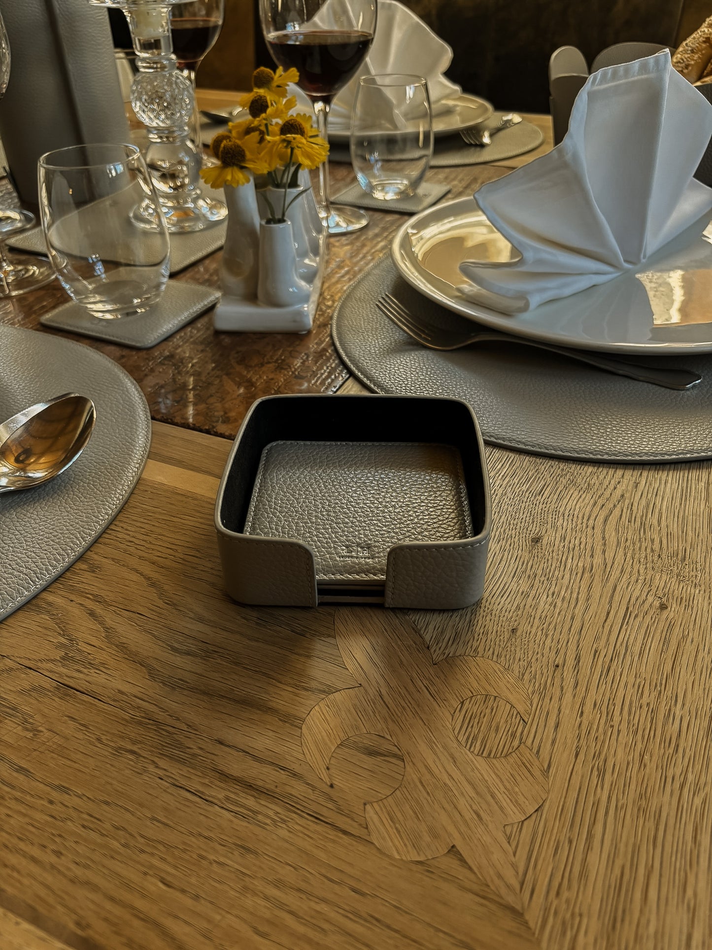 6 quadratische Leder-Glasuntersetzer im Set – inkl. Halter