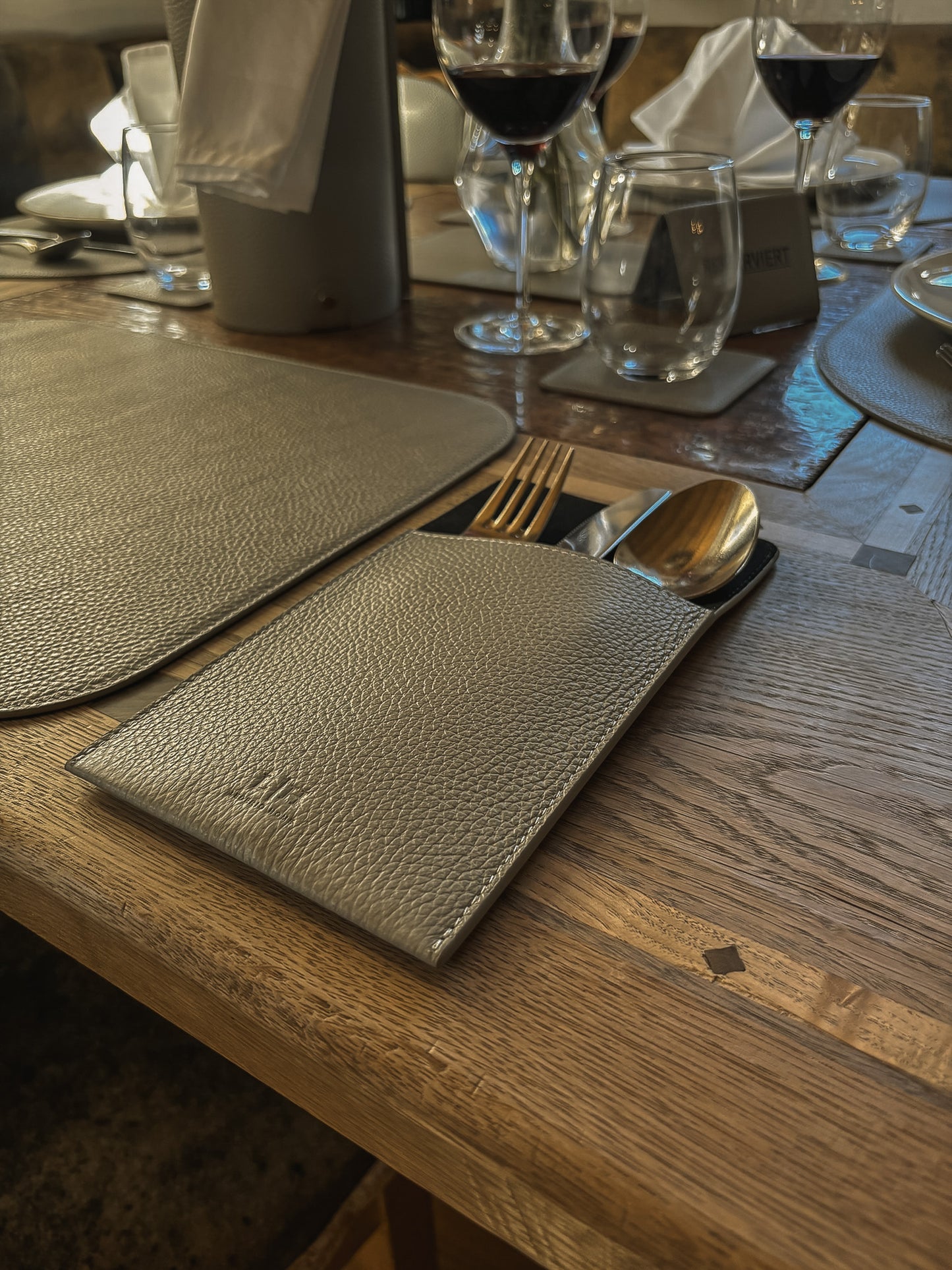 Leder-Bestecktasche – schlicht, elegant & funktional