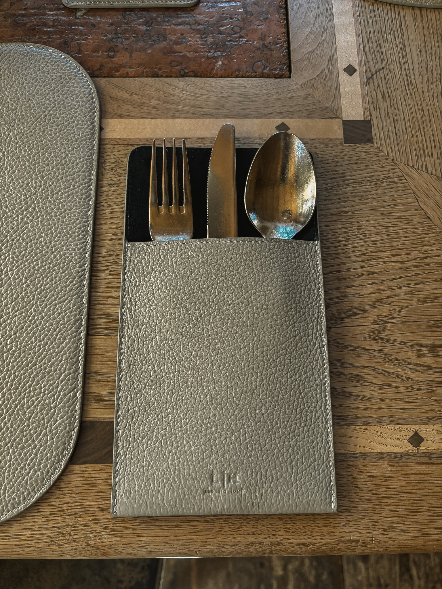 Leder-Bestecktasche – schlicht, elegant & funktional