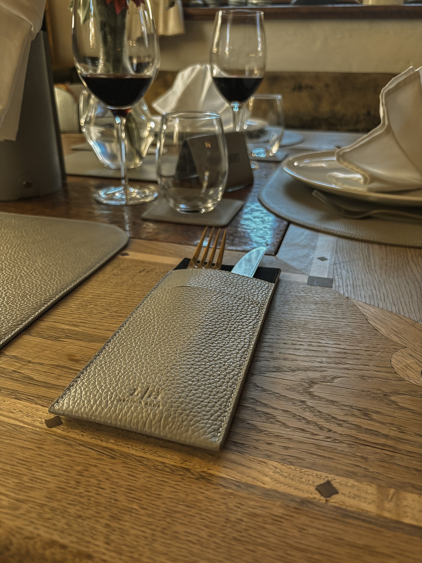 Schmale Bestecktasche mit Mikrofaserfutter – 22 × 10 cm