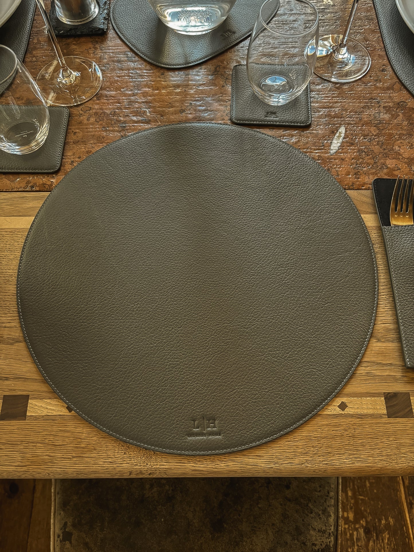 Platzset rund Ø 37 cm – stilvolles Tischset aus echtem Leder