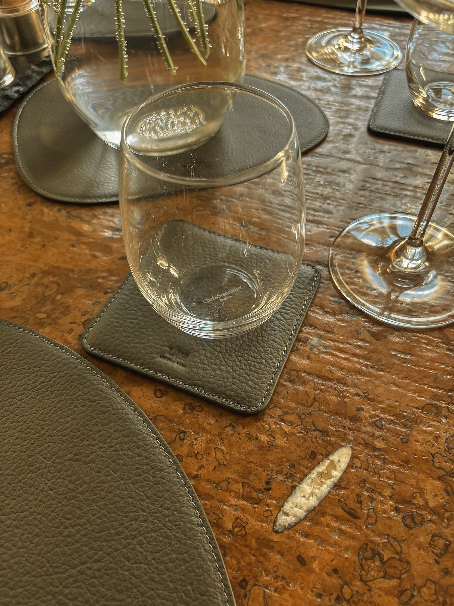 6 quadratische Leder-Glasuntersetzer im Set – inkl. Halter