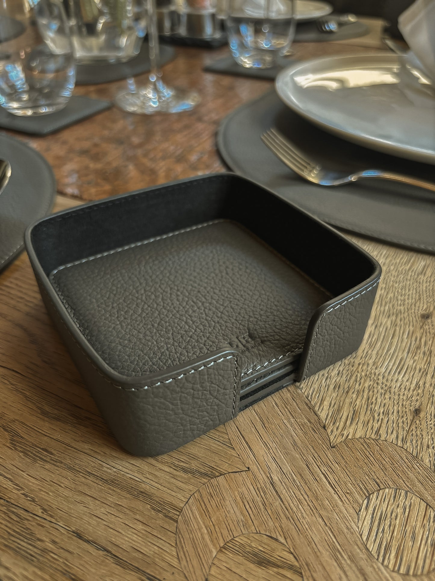 6 quadratische Leder-Glasuntersetzer im Set – inkl. Halter