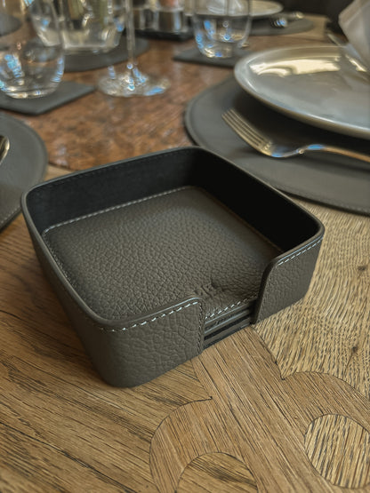 6 quadratische Leder-Glasuntersetzer im Set – inkl. Halter