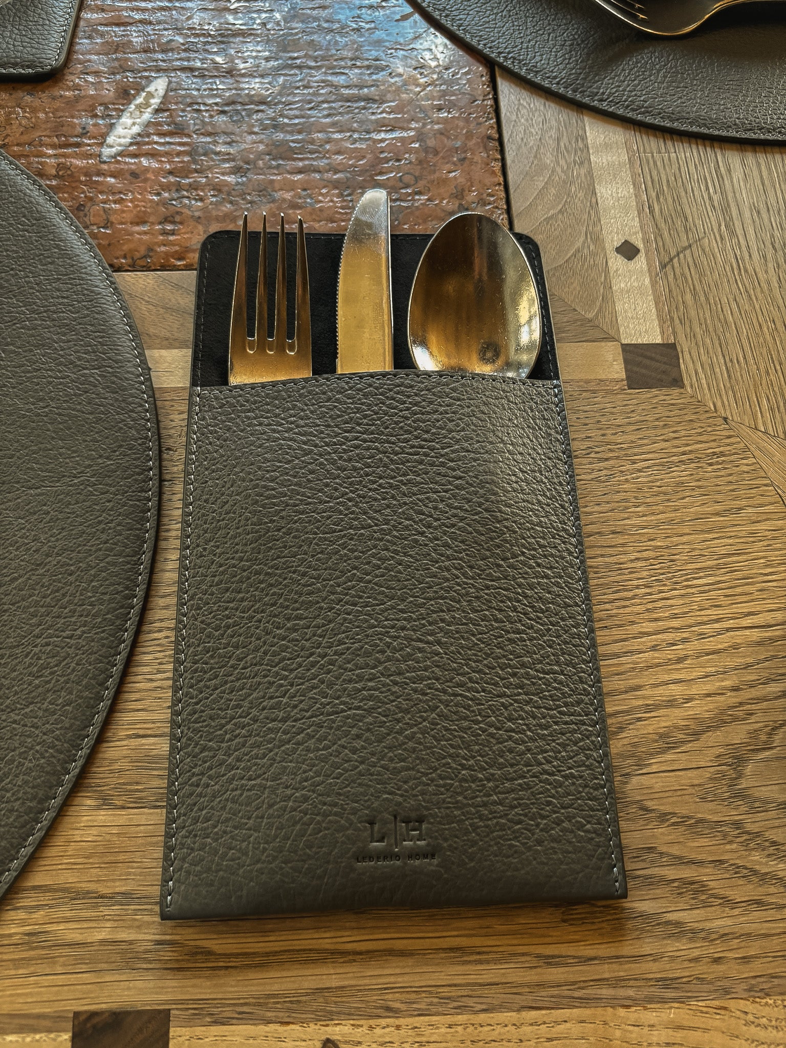 Leder-Bestecktasche – schlicht, elegant & funktional