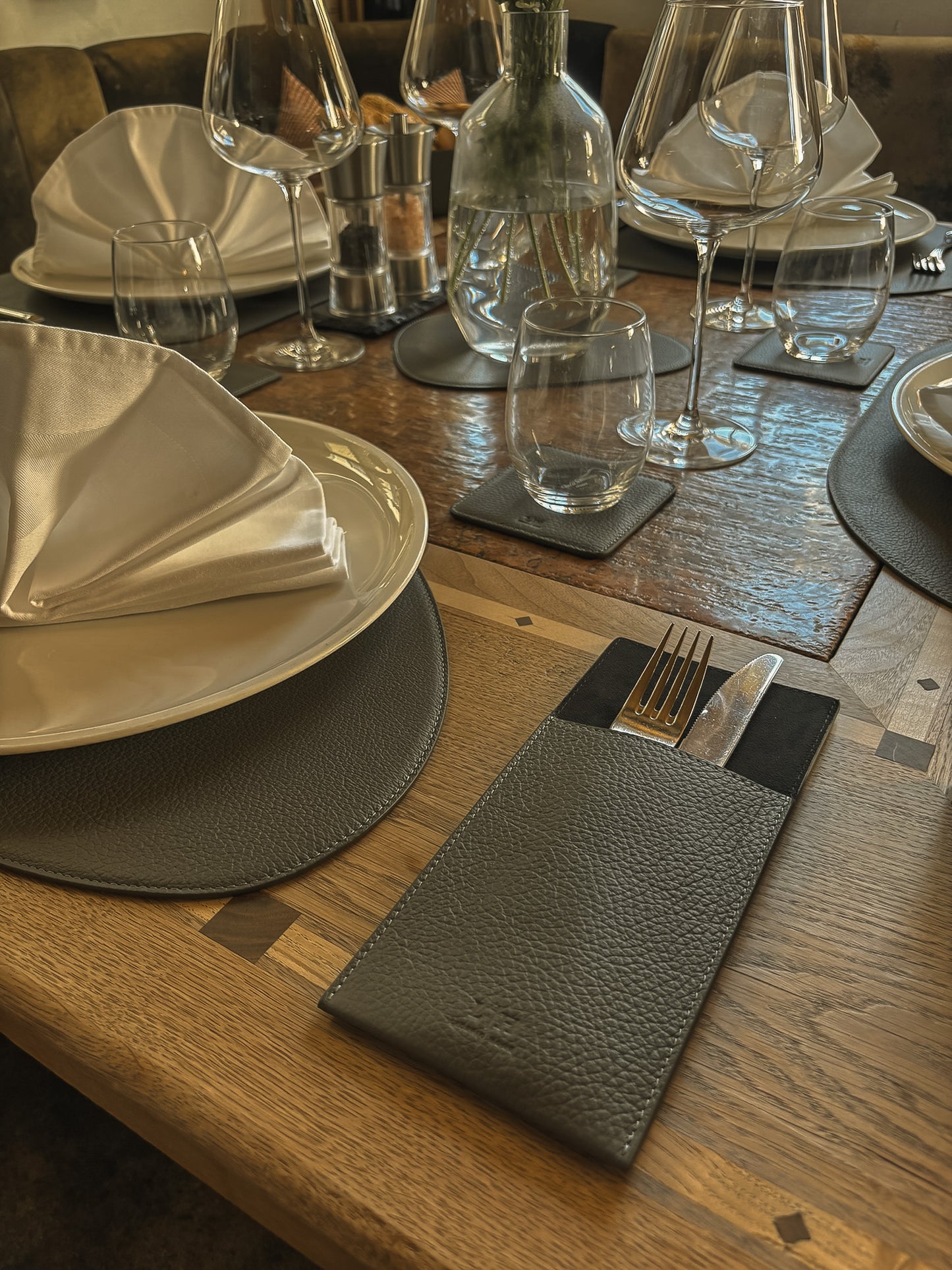 Schmale Bestecktasche mit Mikrofaserfutter – 22 × 10 cm