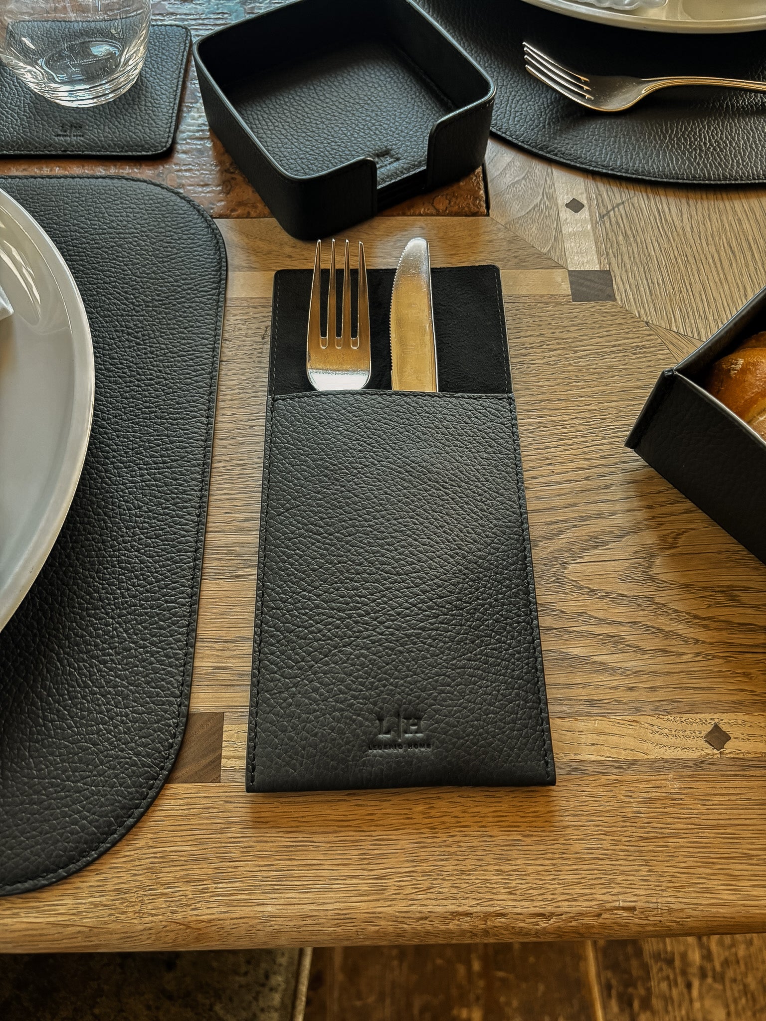 Schmale Bestecktasche mit Mikrofaserfutter – 22 × 10 cm