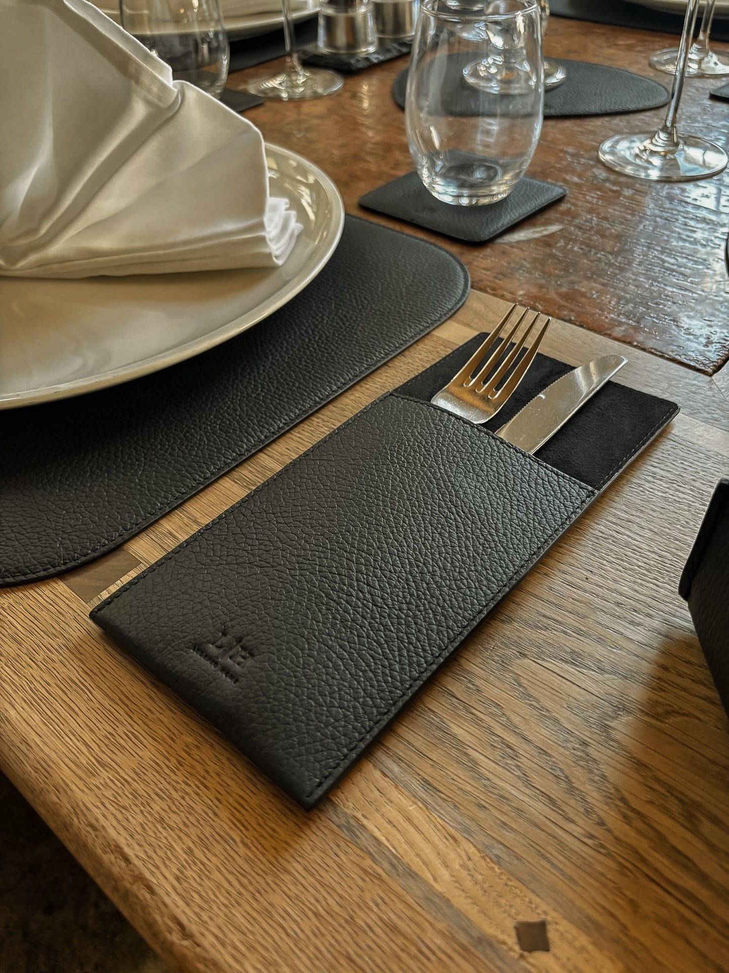 Schmale Bestecktasche mit Mikrofaserfutter – 22 × 10 cm