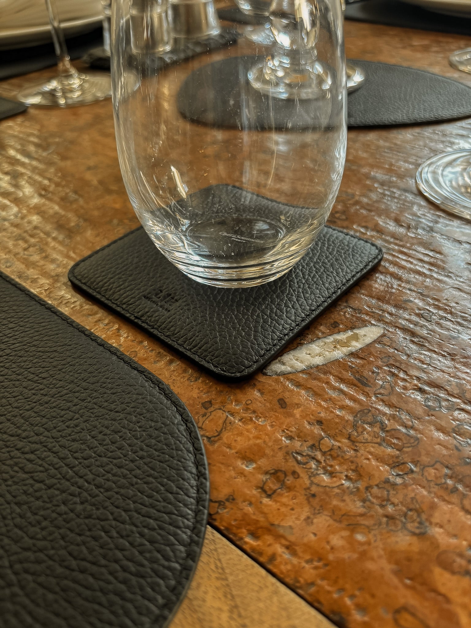 6 quadratische Leder-Glasuntersetzer im Set – inkl. Halter