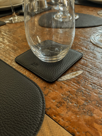 6 quadratische Leder-Glasuntersetzer im Set – inkl. Halter