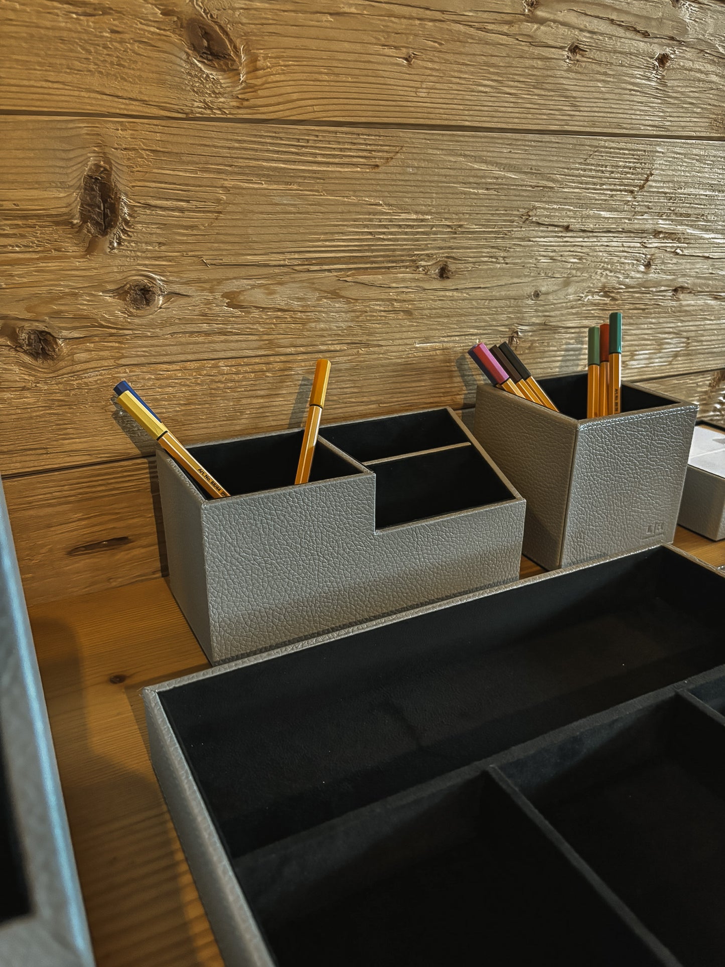 Schreibtischorganizer aus Leder – mit Innenfächern, 10,5 × 9 × 9 cm