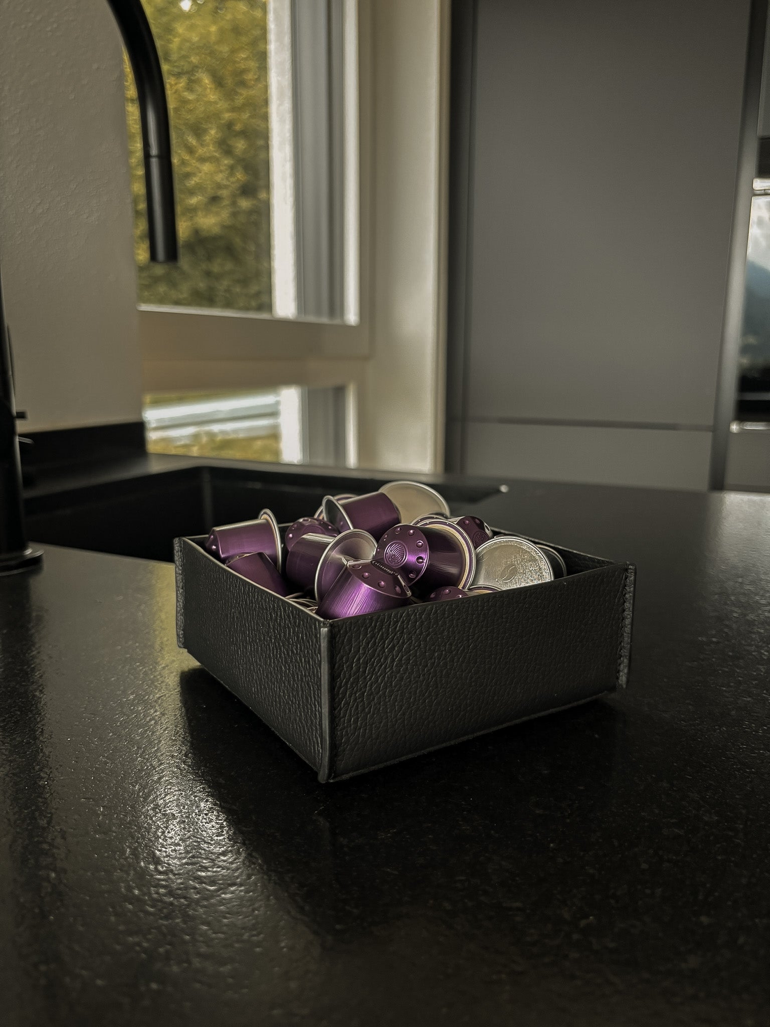 Kleiner Aufbewahrungskorb aus Leder – stilvolle Ablage für Schlüssel, Deko & Co. – 14 × 14 cm