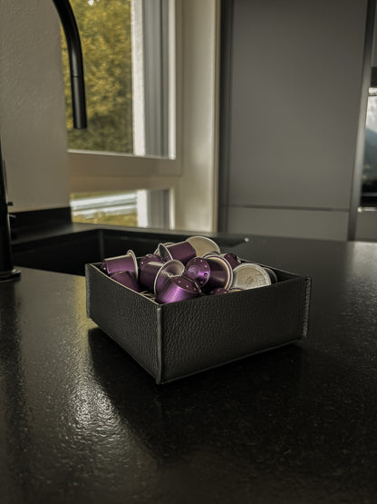 Kleiner Aufbewahrungskorb aus Leder – stilvolle Ablage für Schlüssel, Deko & Co. – 14 × 14 cm