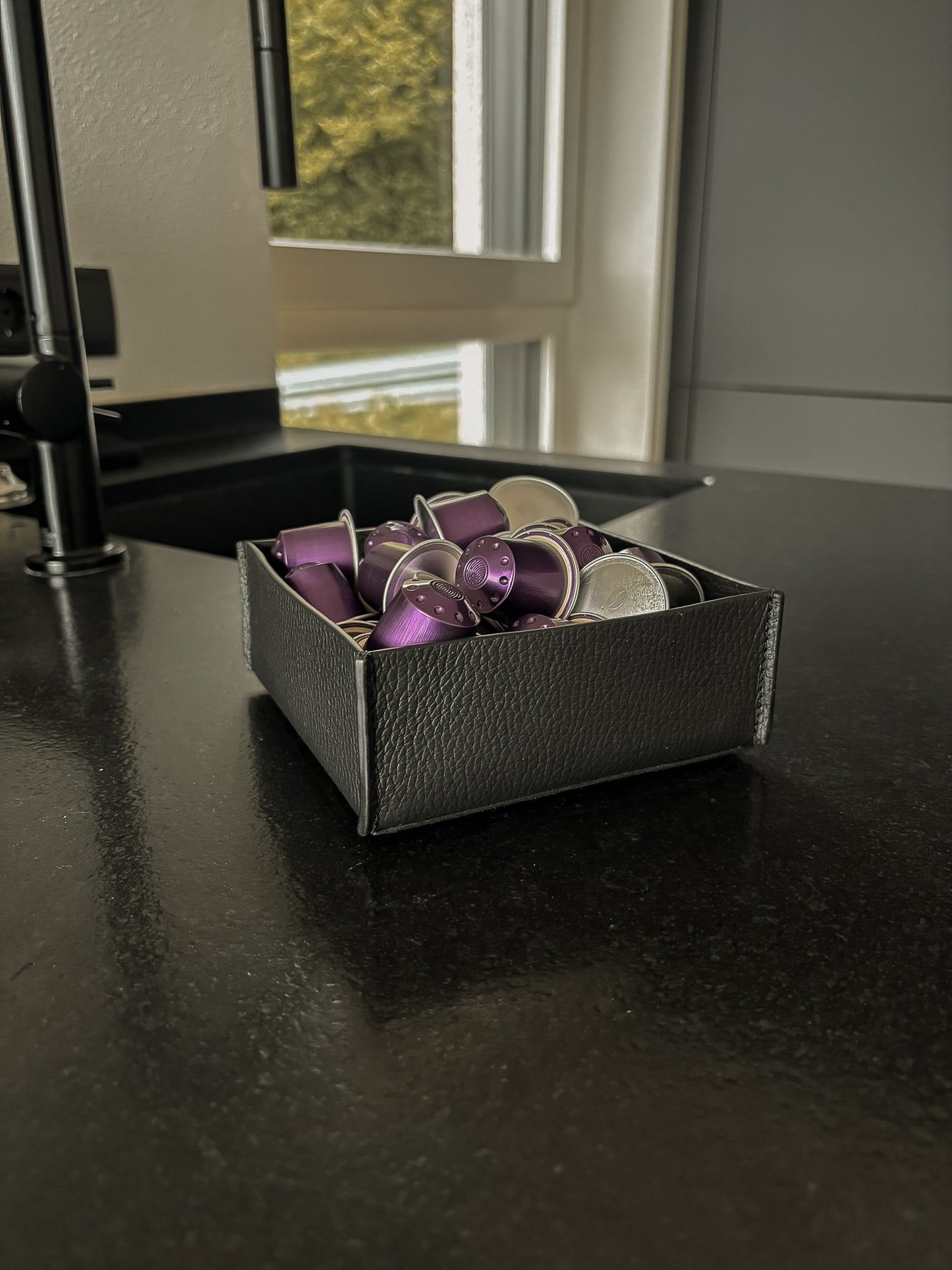 Kleiner Aufbewahrungskorb aus Leder – stilvolle Ablage für Schlüssel, Deko & Co. – 14 × 14 cm