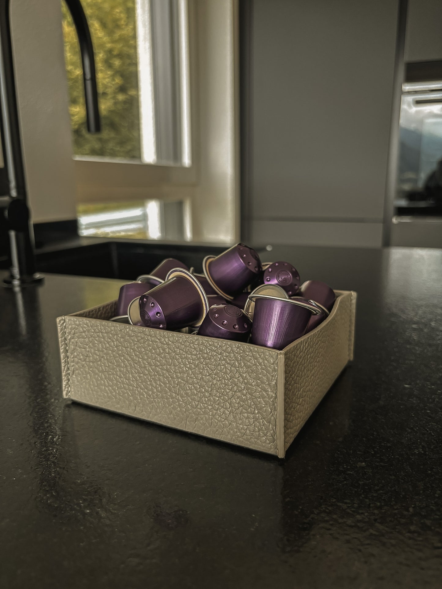 Kleiner Aufbewahrungskorb aus Leder – stilvolle Ablage für Schlüssel, Deko & Co. – 14 × 14 cm