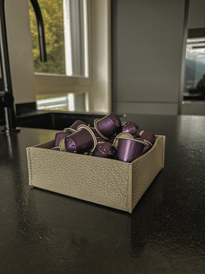 Kleiner Aufbewahrungskorb aus Leder – stilvolle Ablage für Schlüssel, Deko & Co. – 14 × 14 cm