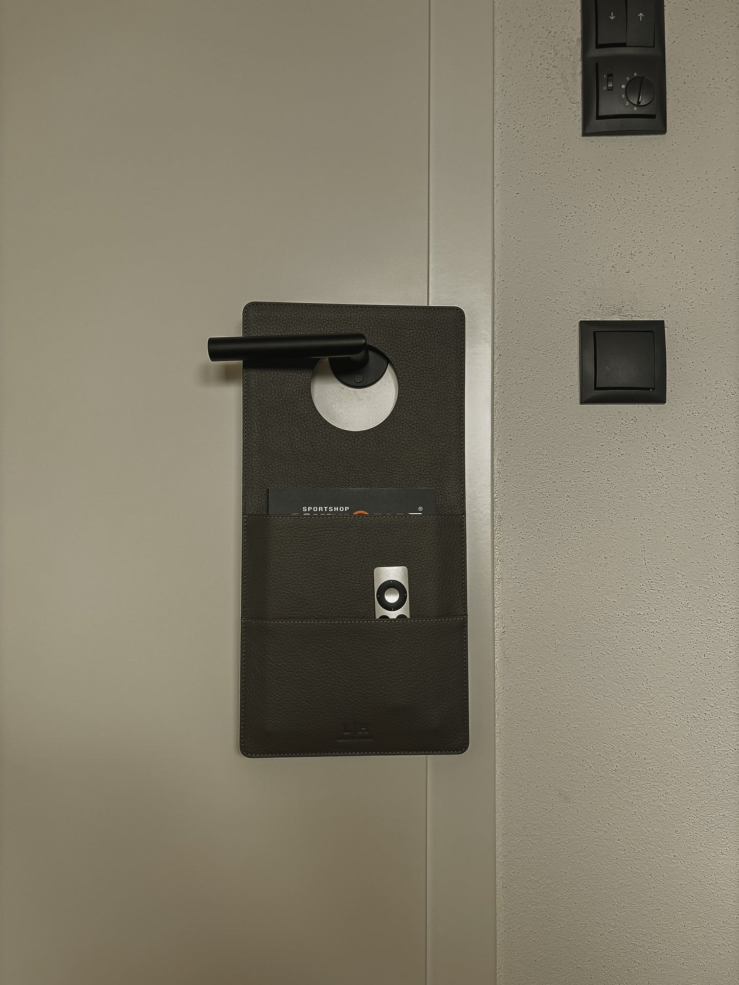 Hängeorganizer aus Leder – 40 × 20 cm