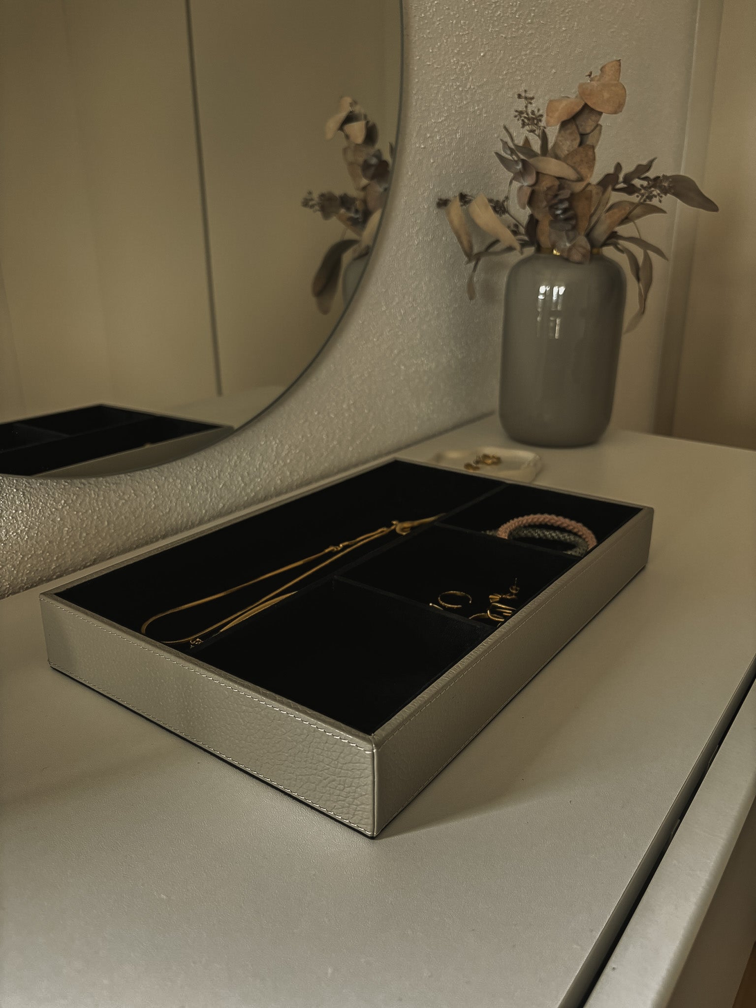 Leder-Schatulle mit Unterteilungen – offen & vielseitig