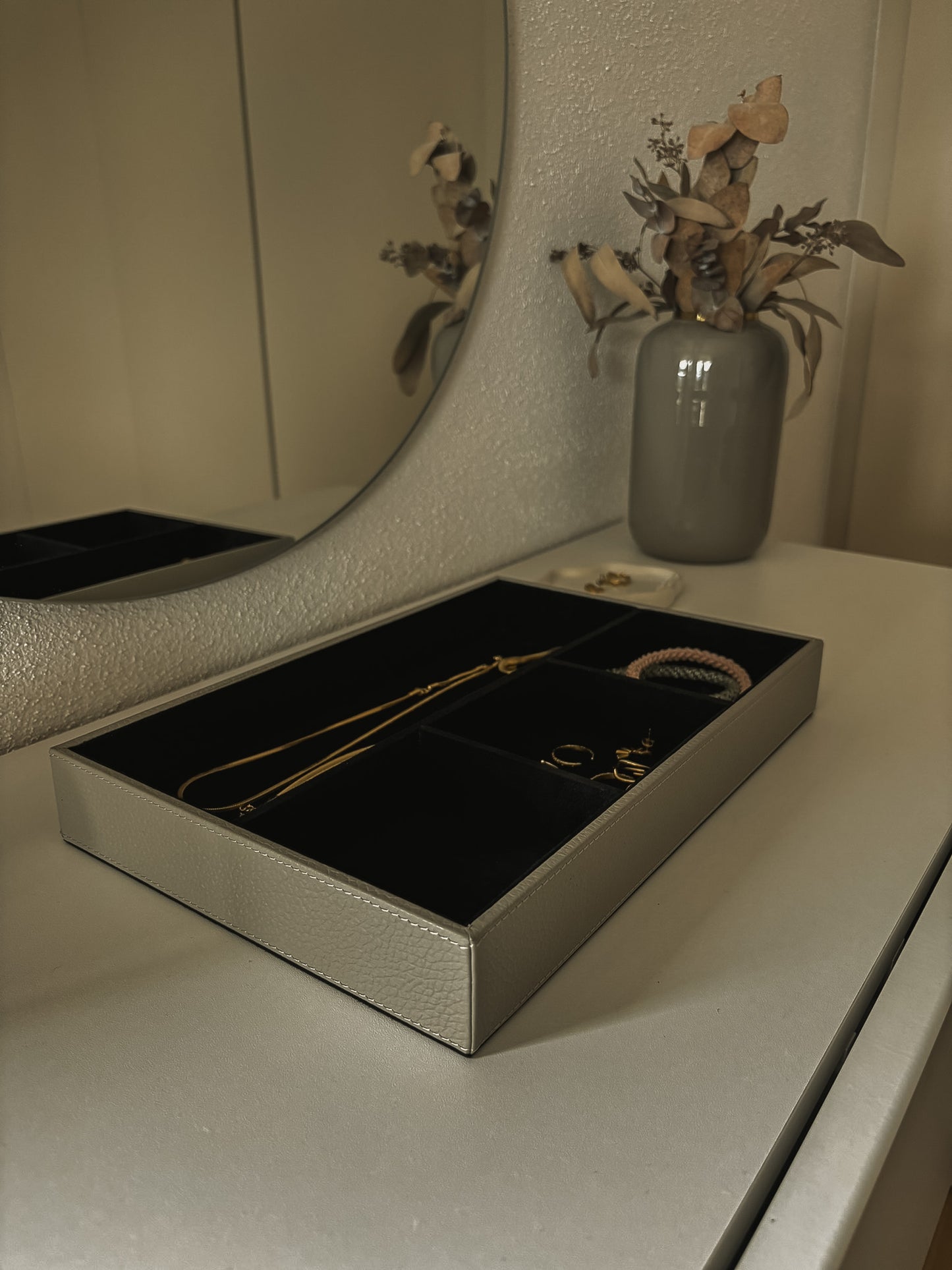 Leder-Schatulle mit Unterteilungen – offen & vielseitig