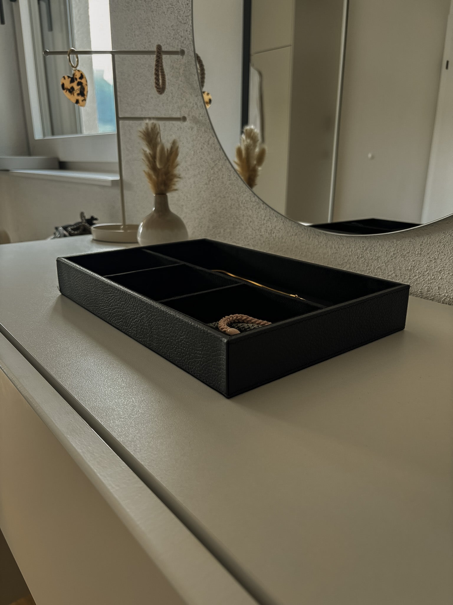 Leder-Schatulle mit Unterteilungen – offen & vielseitig