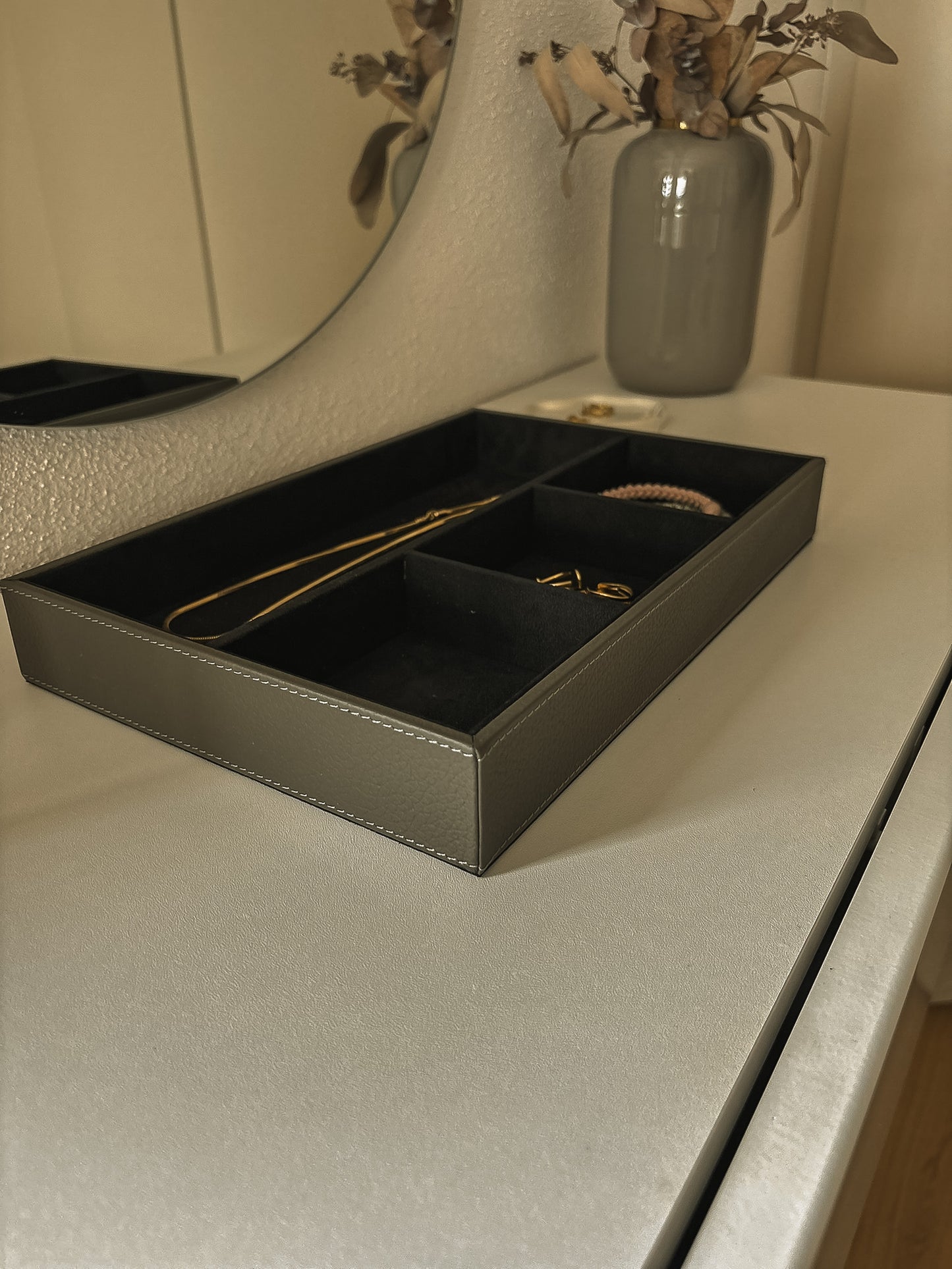 Leder-Schatulle mit Unterteilungen – offen & vielseitig