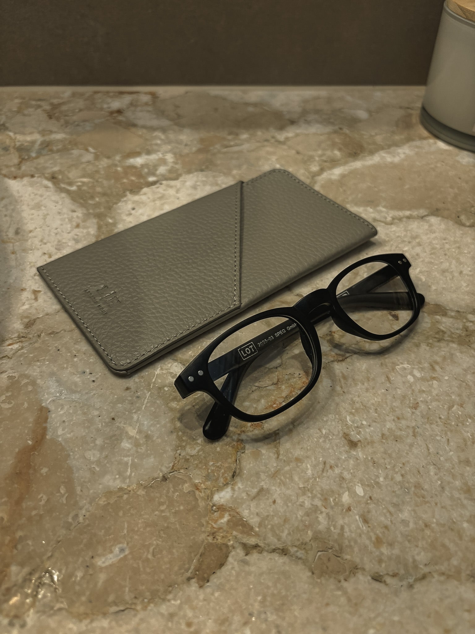 Leder-Brillenetui mit Fach – stilvoll & durchdacht