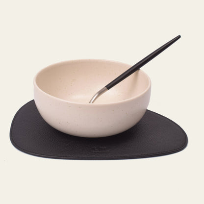 Kleines Platzset aus Leder, Asymmetrisch – Moderne Tischunterlage mit Klarer Linie – 24 × 18 cm