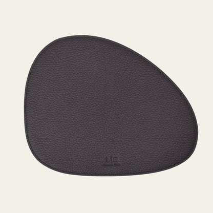 Kleines Platzset aus Leder, Asymmetrisch – Moderne Tischunterlage mit Klarer Linie – 24 × 18 cm