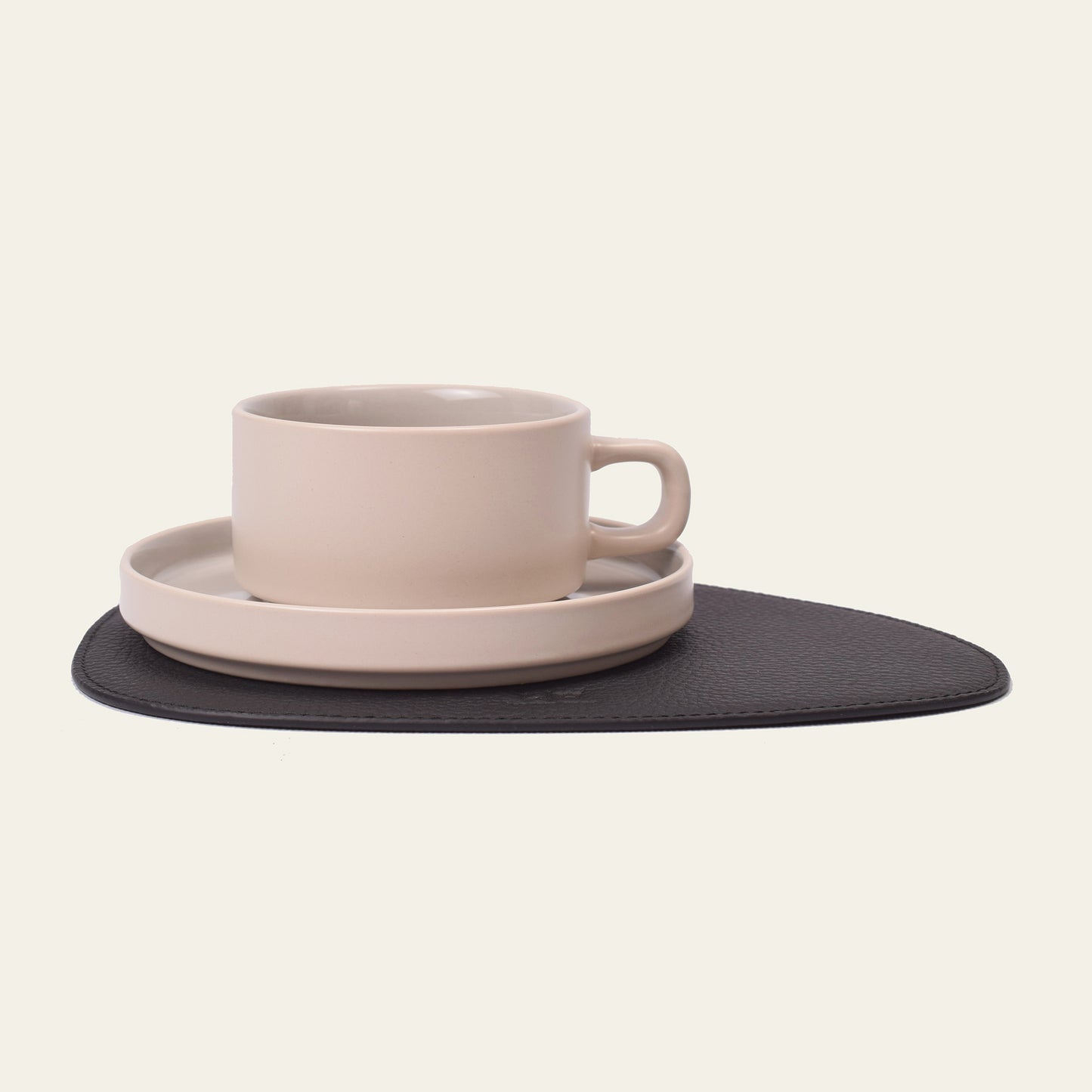 Kleines Platzset aus Leder, Asymmetrisch – Moderne Tischunterlage mit Klarer Linie – 24 × 18 cm