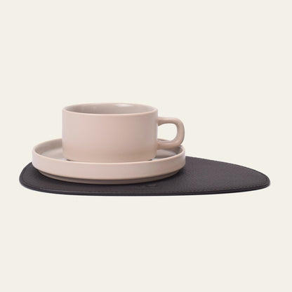 Kleines Platzset aus Leder, Asymmetrisch – Moderne Tischunterlage mit Klarer Linie – 24 × 18 cm