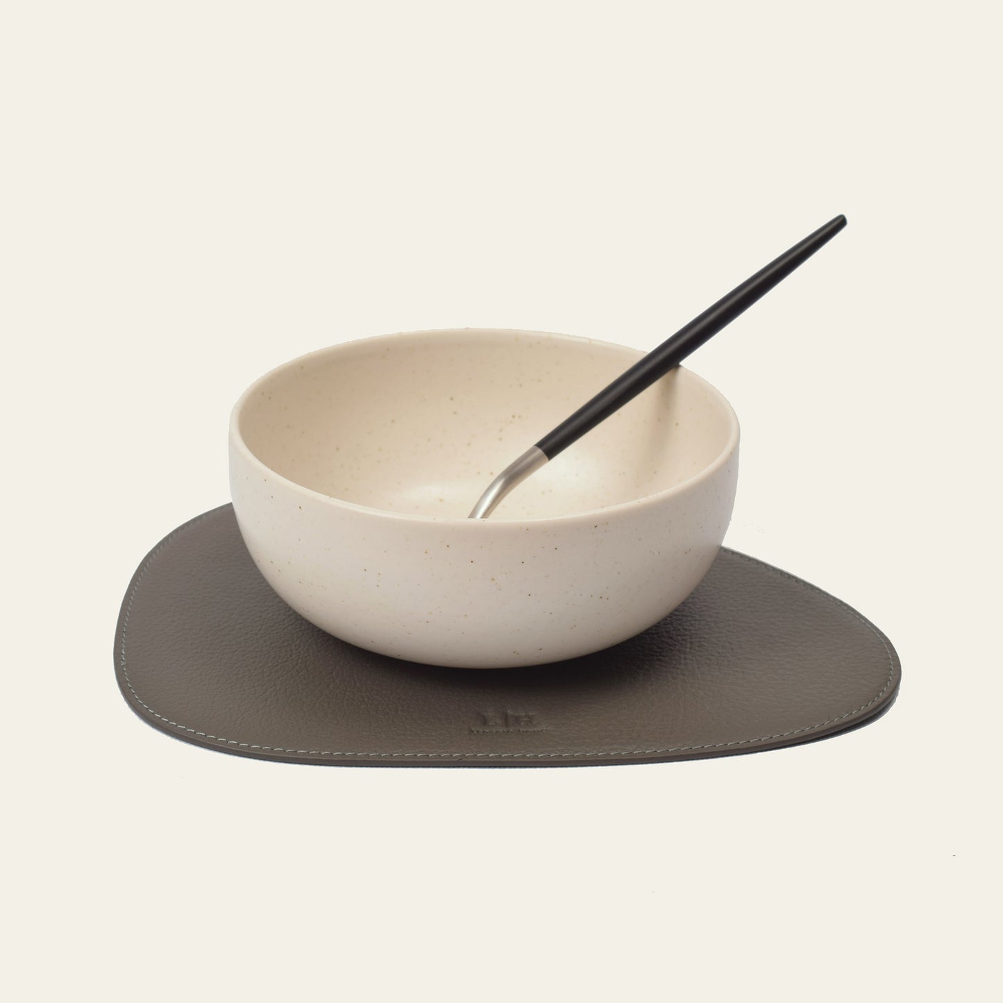 Kleines Platzset aus Leder, Asymmetrisch – Moderne Tischunterlage mit Klarer Linie – 24 × 18 cm