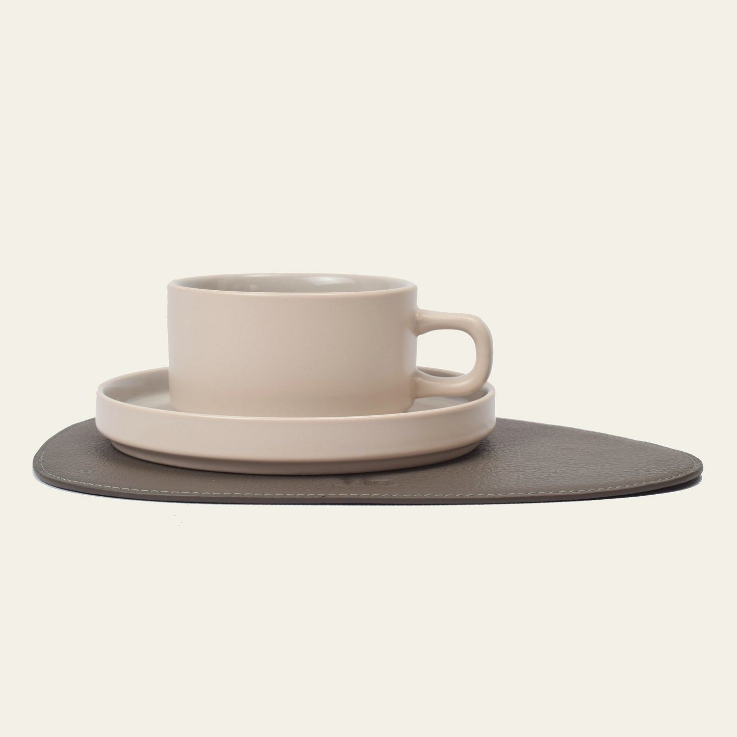 Kleines Platzset aus Leder, Asymmetrisch – Moderne Tischunterlage mit Klarer Linie – 24 × 18 cm