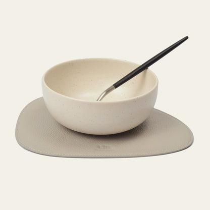 Kleines Platzset aus Leder, Asymmetrisch – Moderne Tischunterlage mit Klarer Linie – 24 × 18 cm