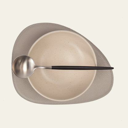 Kleines Platzset aus Leder, Asymmetrisch – Moderne Tischunterlage mit Klarer Linie – 24 × 18 cm