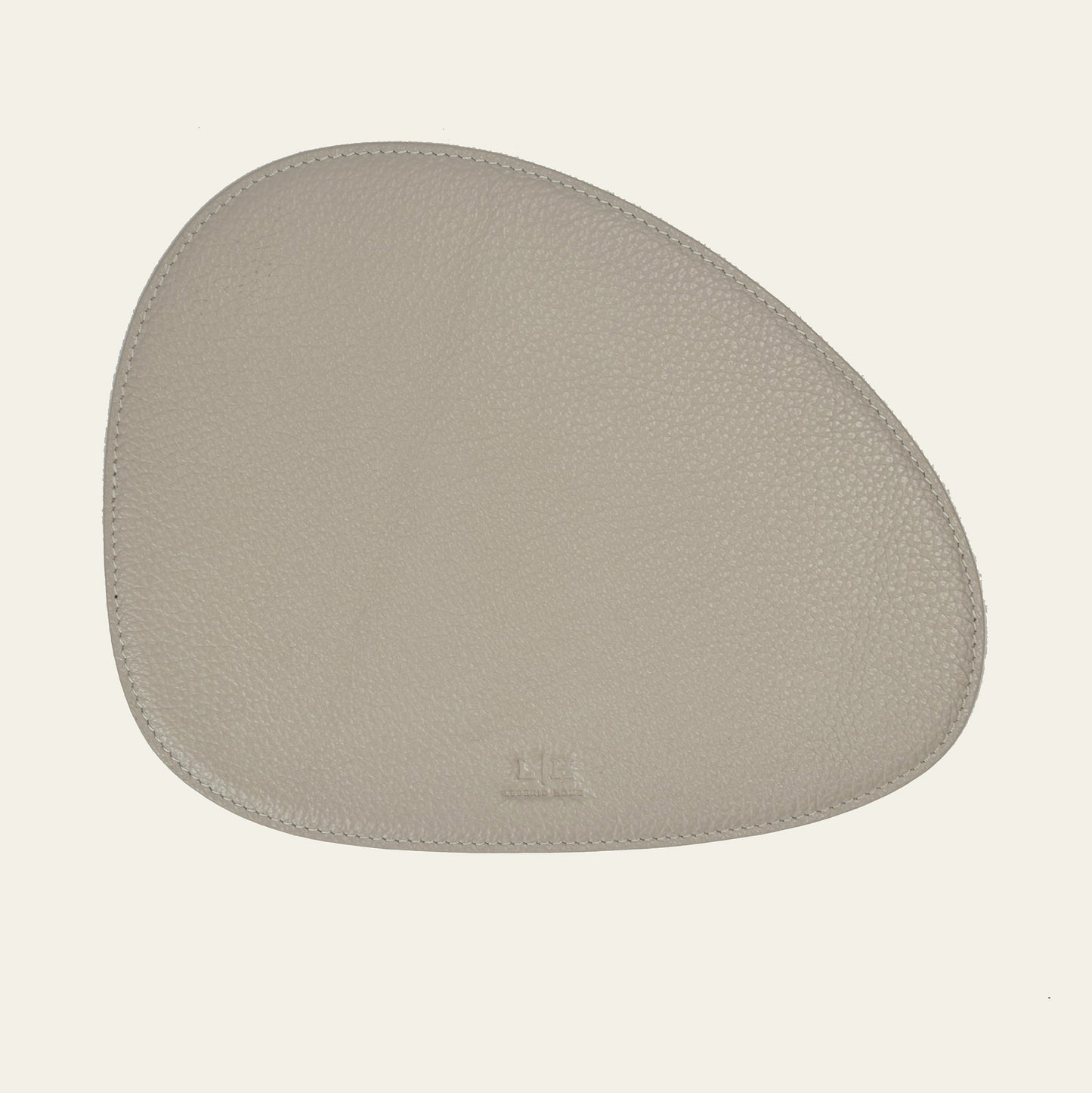 Kleines Platzset aus Leder, Asymmetrisch – Moderne Tischunterlage mit Klarer Linie – 24 × 18 cm