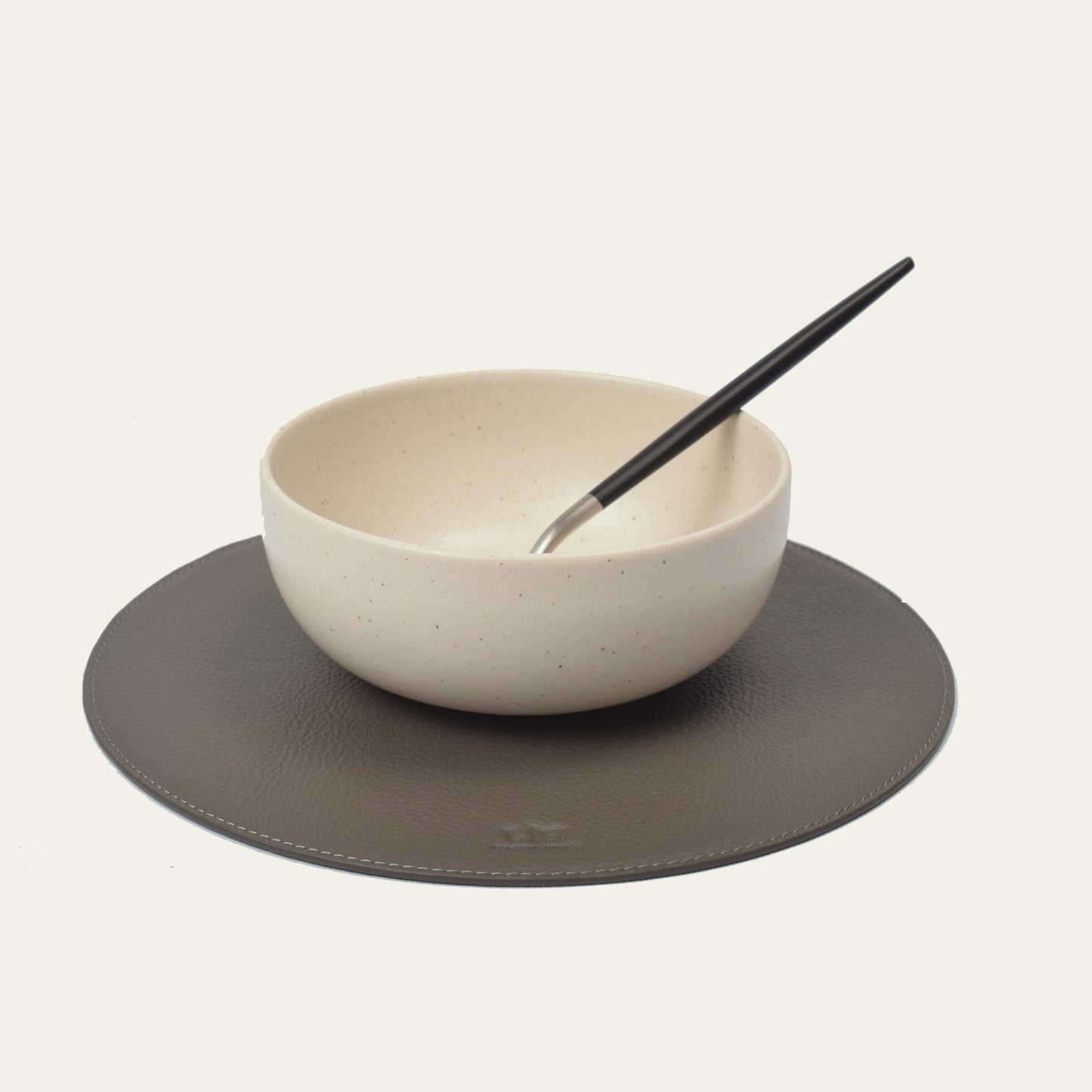 Kleines Platzset aus Leder, rund – kompakte Unterlage mit weicher Form – Ø 25 cm