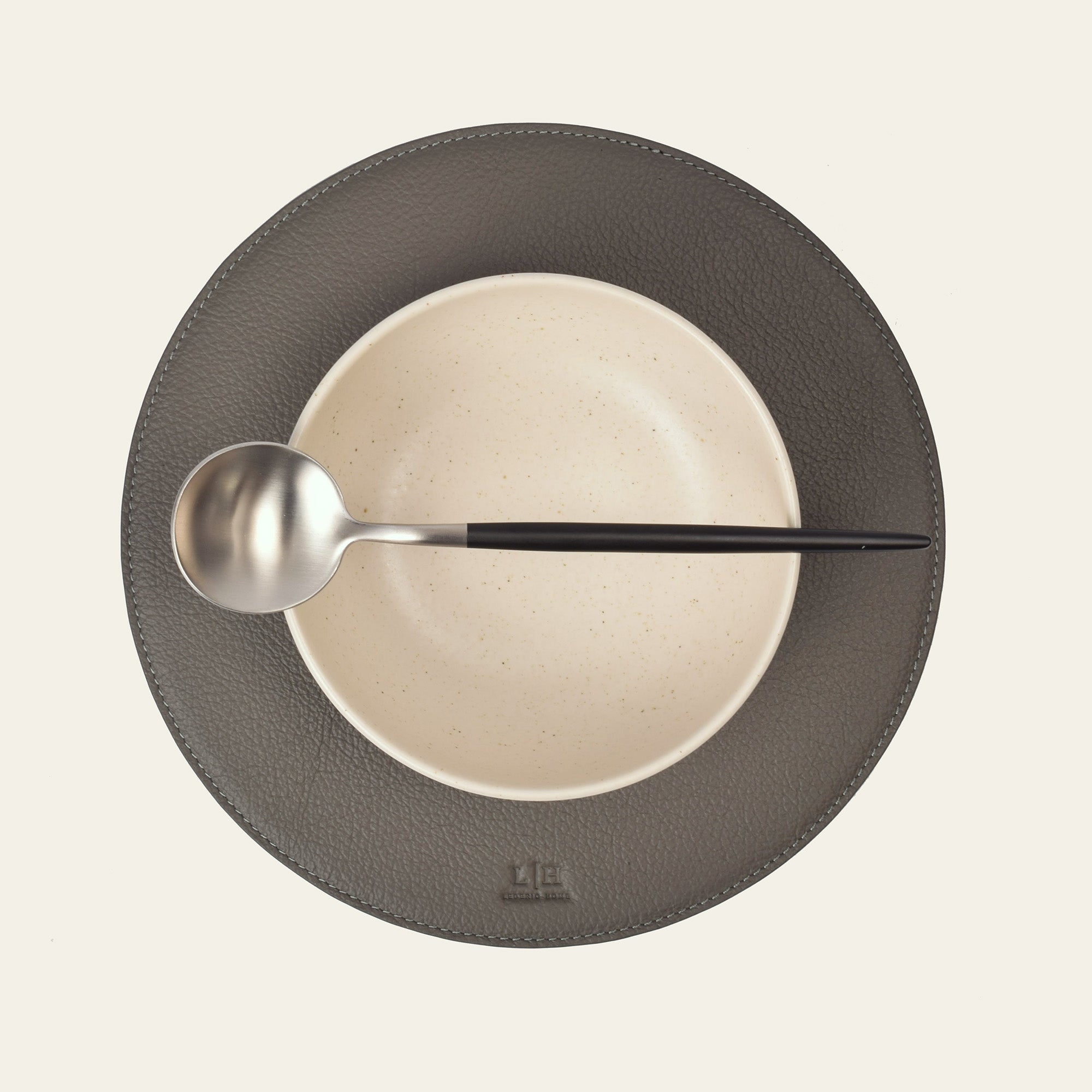 Kleines Platzset aus Leder, rund – kompakte Unterlage mit weicher Form – Ø 25 cm